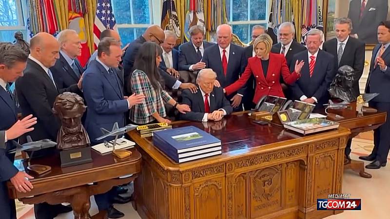 Trump e pastori, polemiche sulla preghiera