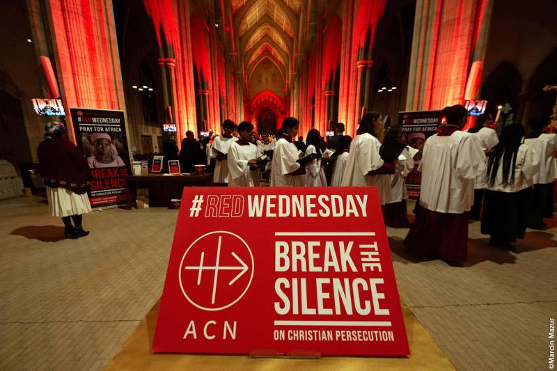 Cristiani perseguitati, il mondo si illumina di rosso