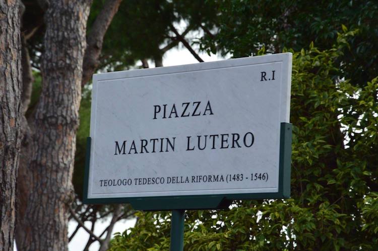 È più facile frantumare un atomo che un pregiudizio