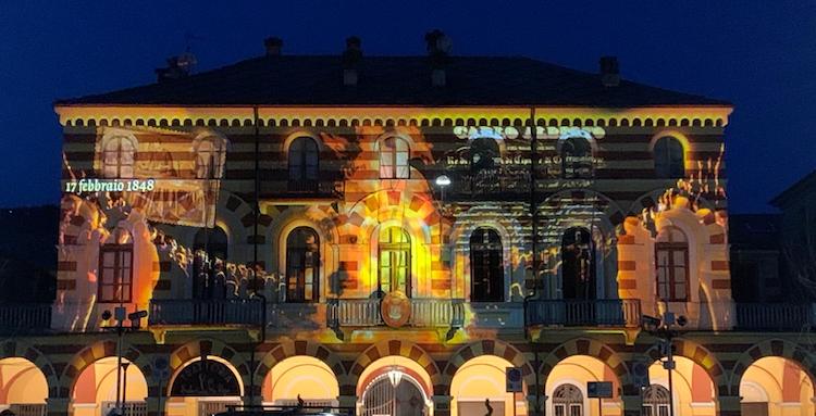 Luserna San Giovanni: il falò delle libertà illumina la facciata del palazzo comunale 